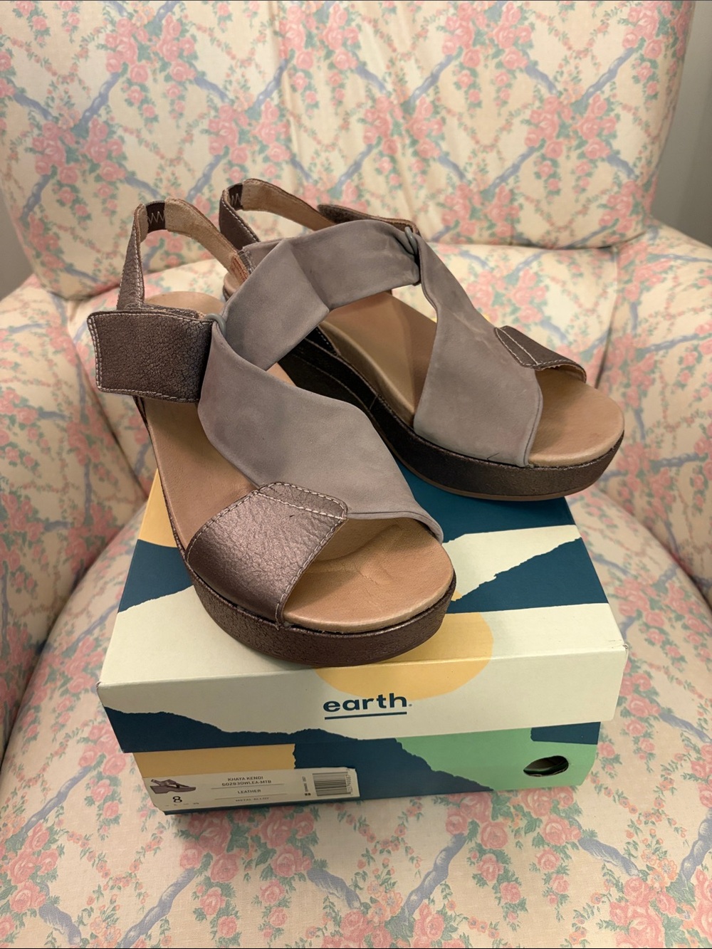 Earth Khaya Kendi Leather Wedge Sandal 
Metal Alloy Size 8M